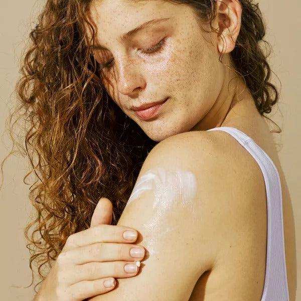 Aveeno Daily Moisturizing Body Lotion with Soothing Oat for Dry Skin - 18oz - Elvoros